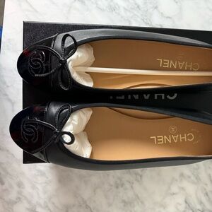 CHANEL Black Flats with patent toe